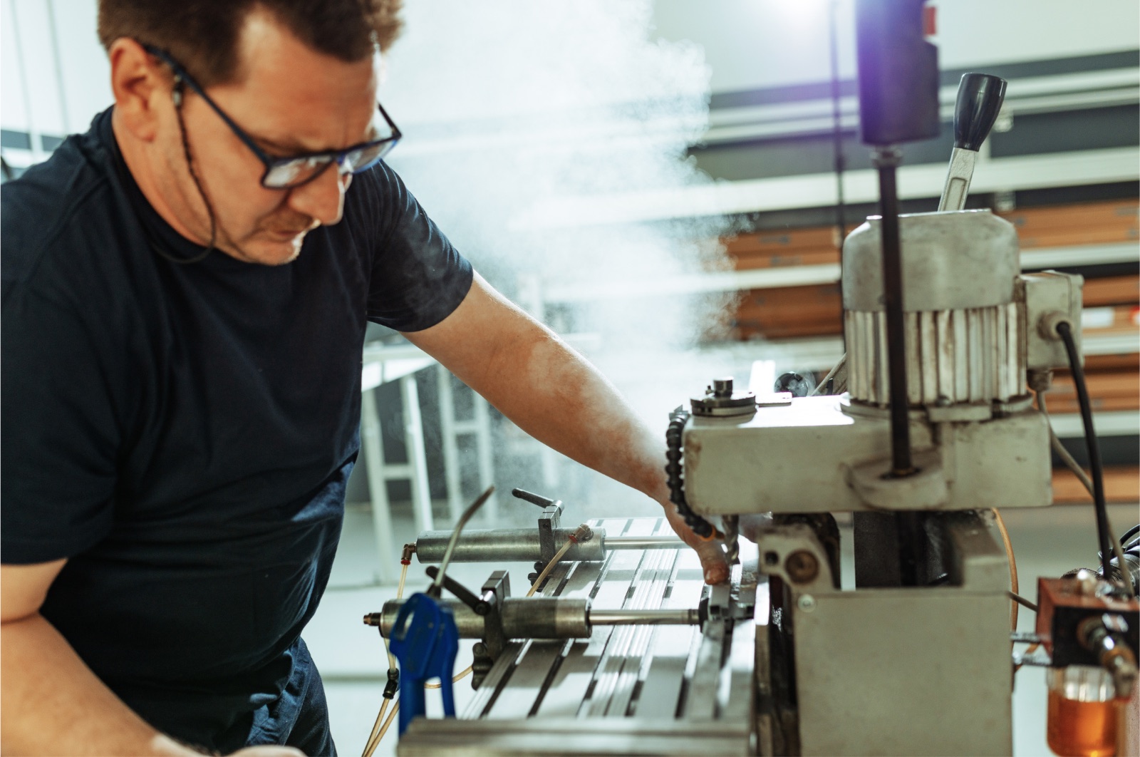 Monteur aan het werk in de productie