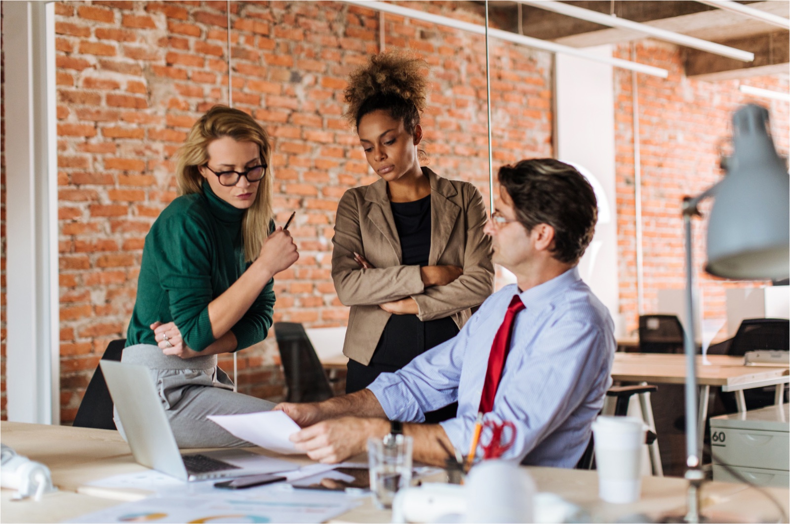 Collega's bespreken samen een document